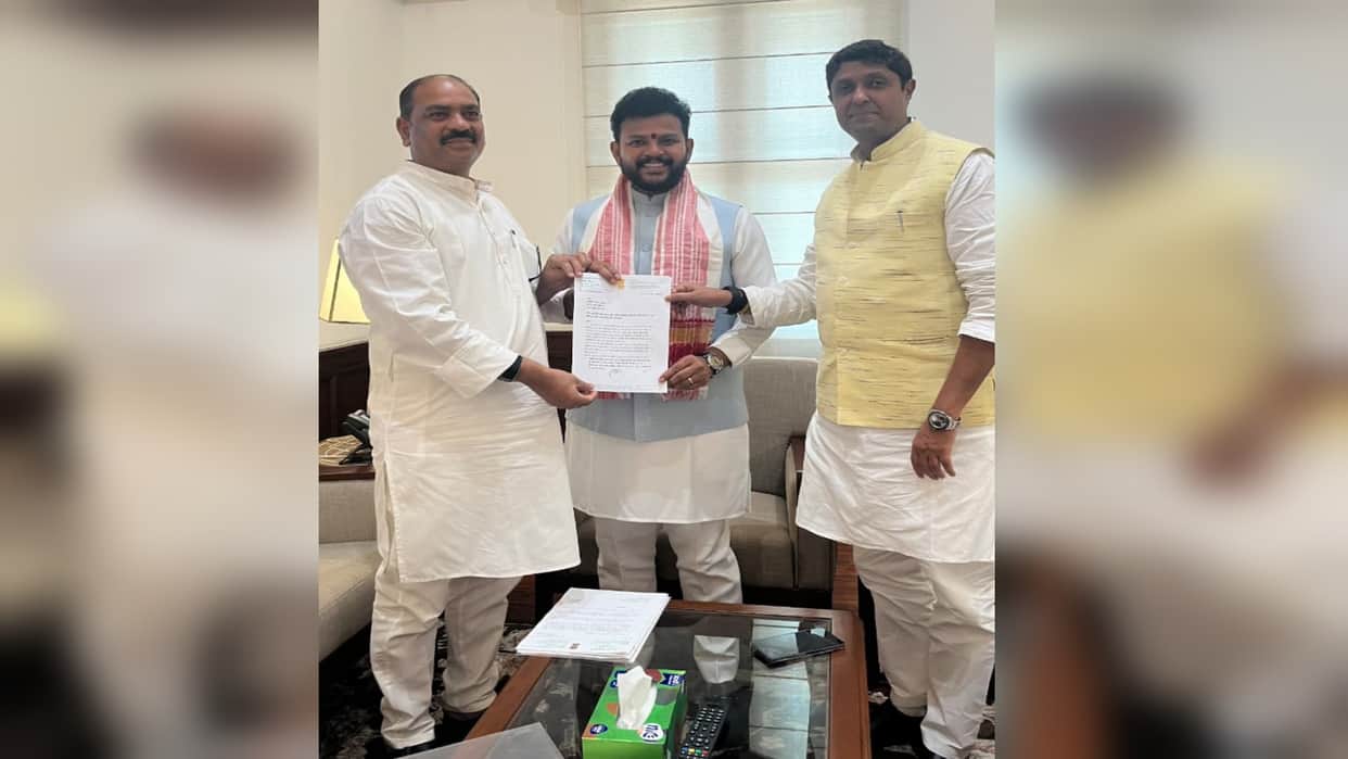 MP Praveen Patel and Ujjwal Raman met the Aviation Minister and demanded an increase in the number of flights
