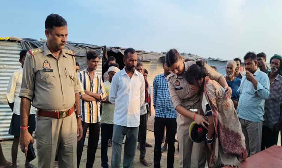 कमालगंज के महमदगंज मड़ैयनघाट स्थित पुल से महिला को लेकर जाती पुलिस
