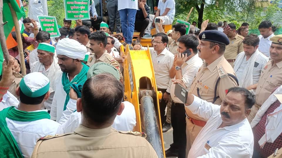 Police halt farmers Tricolour rally commotion ensues