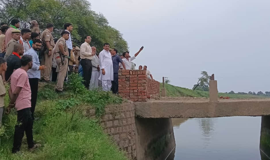 Banda: Minister and DM Inspect Damaged Causeway; Emphasis Placed on Constructing a Permanent Bridge