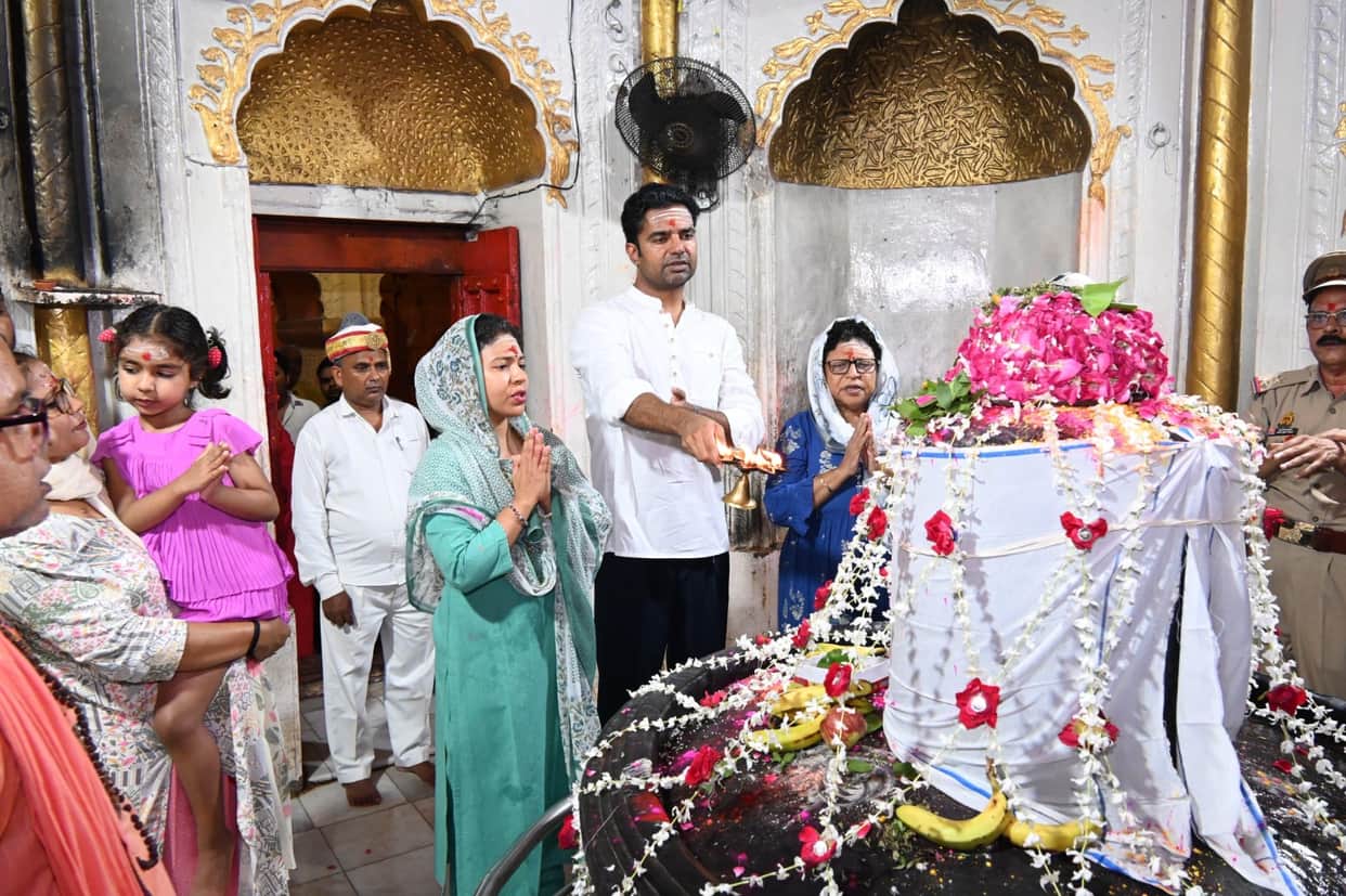 Divisional Commissioner Durga Shakti Nagpal Inspects Prithvinath Temple