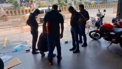 मौके पर छानबीन करती पुलिस