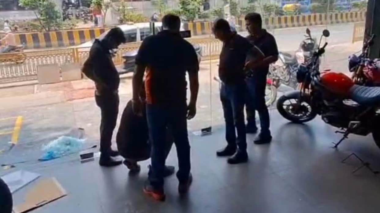 Varanasi news of thief danced drank water from fridge and stole KTM bike