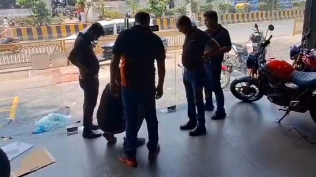Varanasi news of thief danced drank water from fridge and stole KTM bike