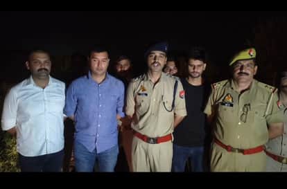 मुठभेड़ की जानकारी देते अधिकारी