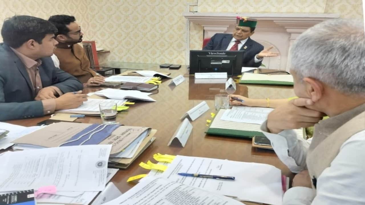 स्वास्थ्य मंत्री डॉ. (कर्नल) धनी राम शांडिल ने अधिकारियों के साथ की बैठक।
