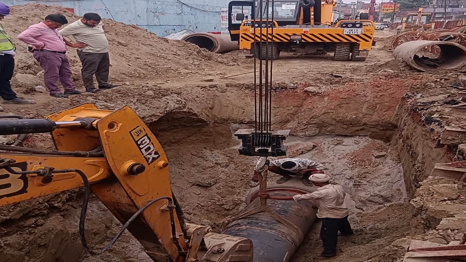 Metro fined 15 lakh for damaging water pipeline  in agra