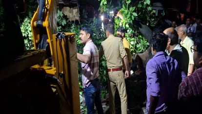 पुरामुफ्ती में पेड़ धराशायी होने से उसमें दबकर डिलीवरी बॉय की मौत हो गई।