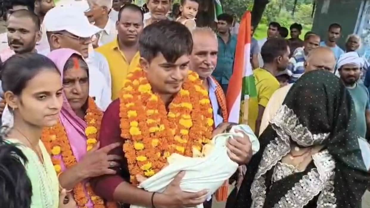 Kaushal Patel farmer son selected as Scientific Assistant at ISRO from mau