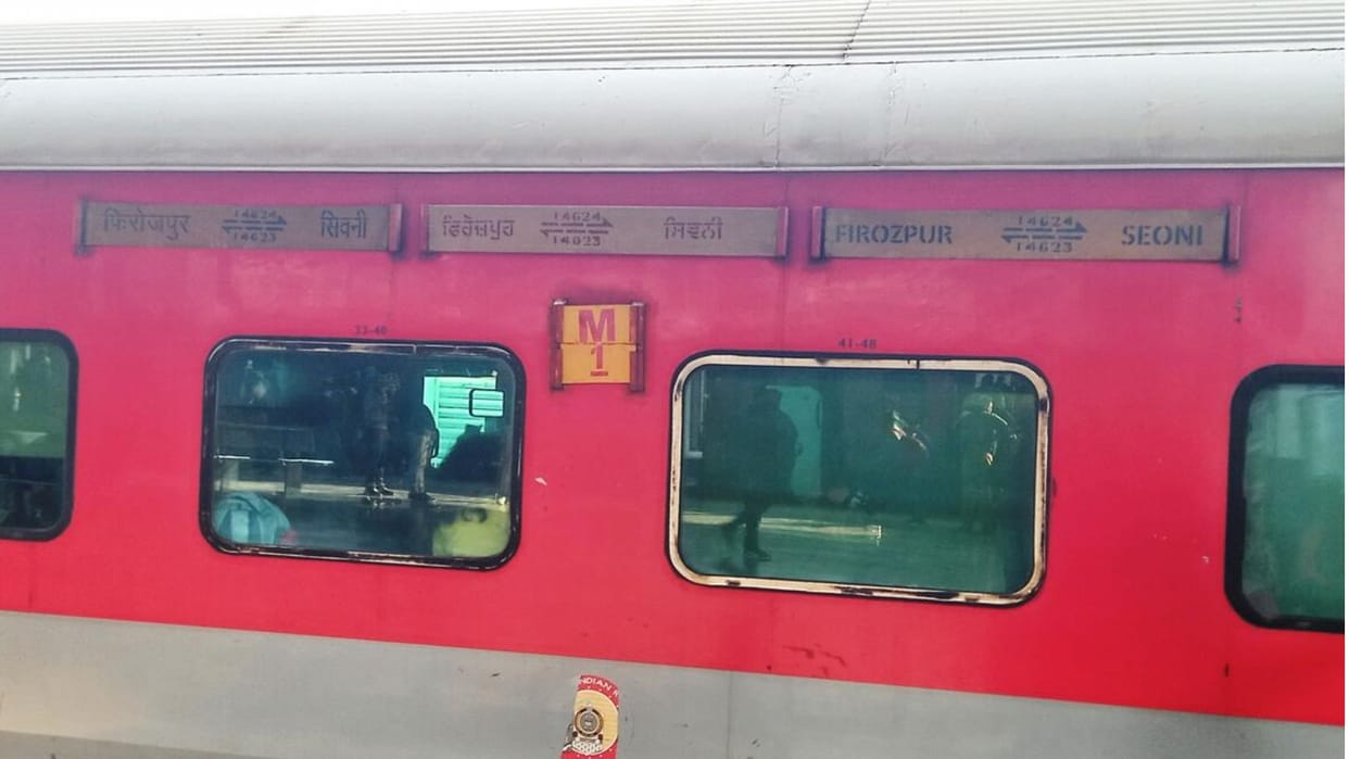 Theft on Patalkot Express Jewelry and mobile phones worth ₹1.5 lakh stolen from passengers in news