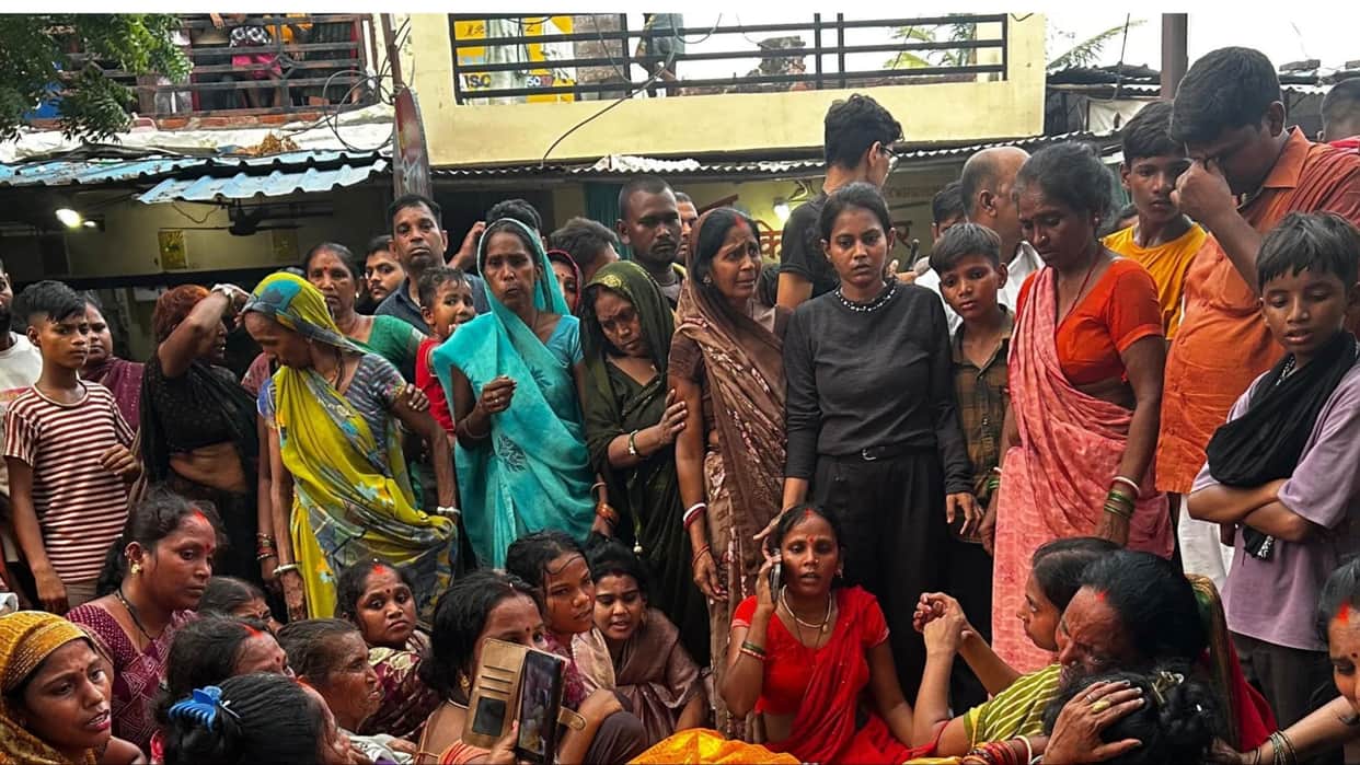 Fraud accused dies family blocks road with body police FIR on bank manager including three people in mau