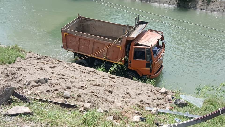 While trying to save a car a truck broke the grill of Kosi Barrage and fell into the canal in ramnagar