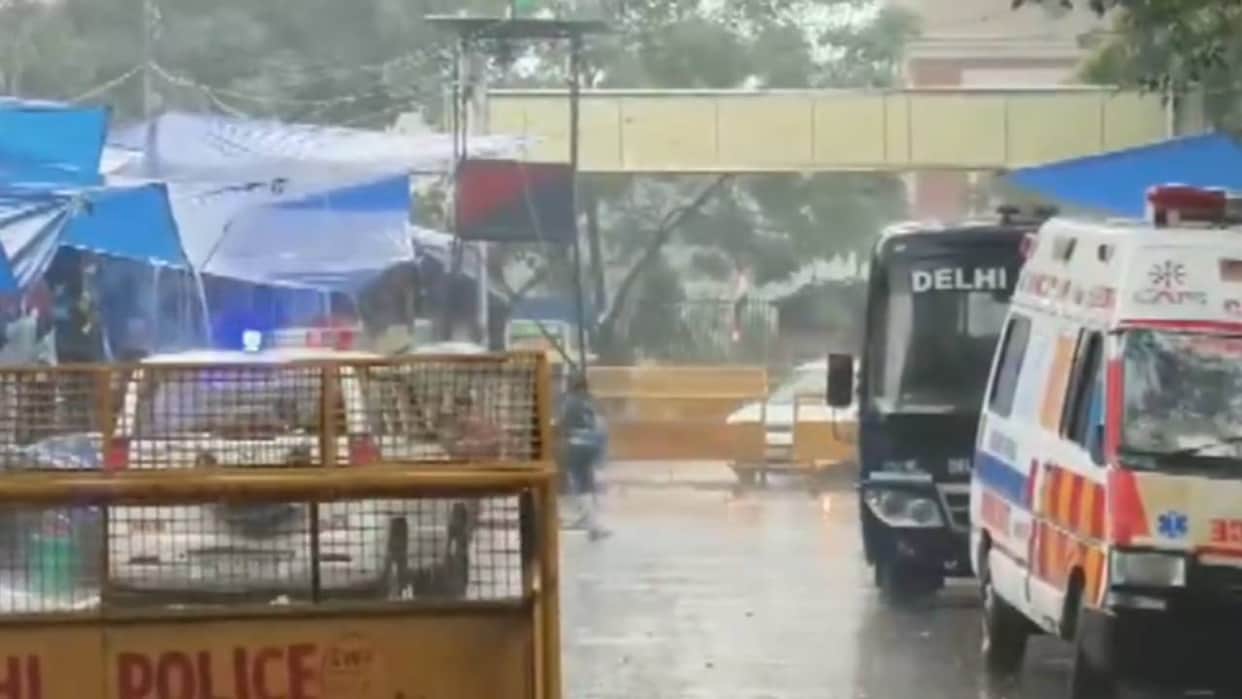 Rain lashes many areas of Delhi