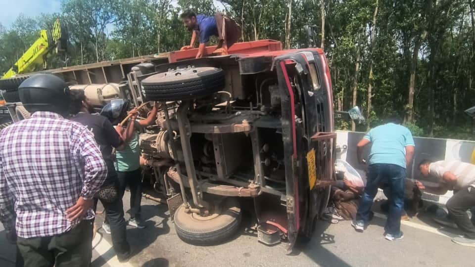 Dehradun Accident Uncontrolled truck runs over Youth Head severed from torso Due to by sudden brake failu