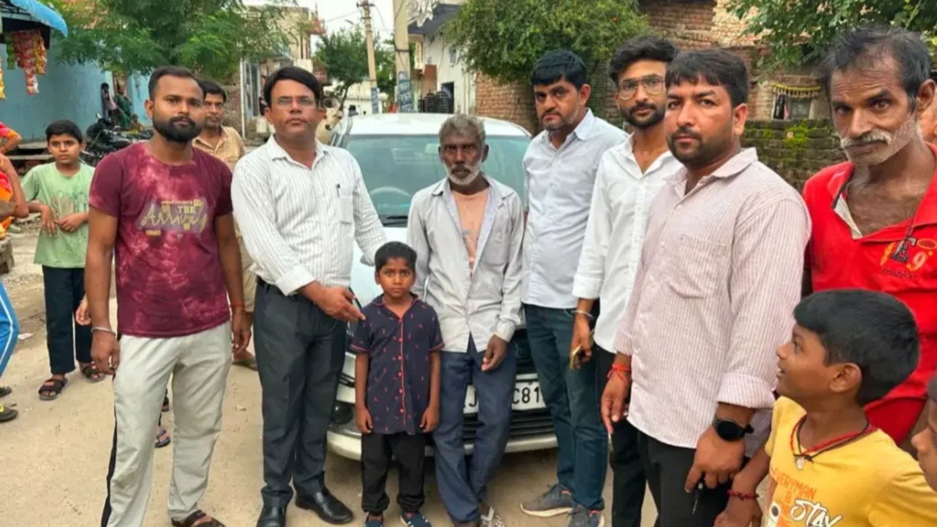 बच्चे से साथ परिजन