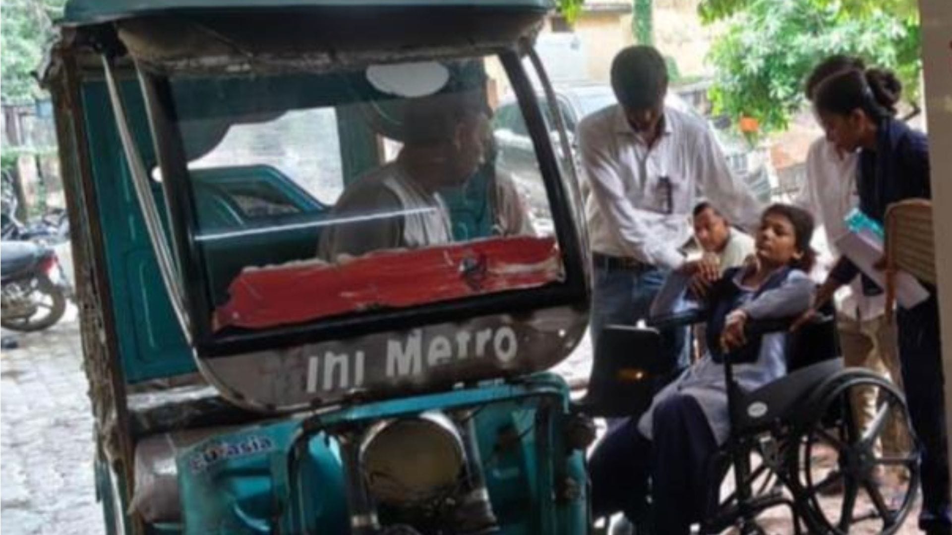 बेहोश हुई छात्राओं को ले जाया गया अस्पताल