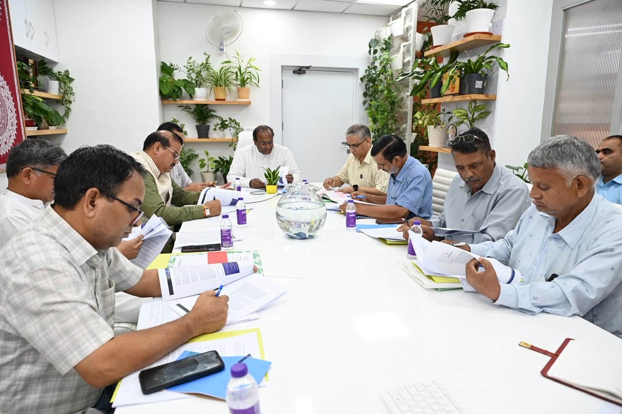 बैठक करते मुख्य निर्वाचन अधिकारी