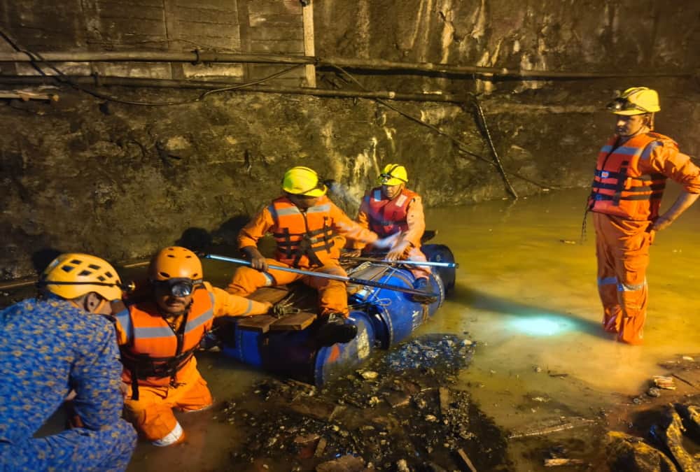 Chamoli Tunnel Landslide Water is rushing into tunnel as fast as being pumped out rescue operation photos