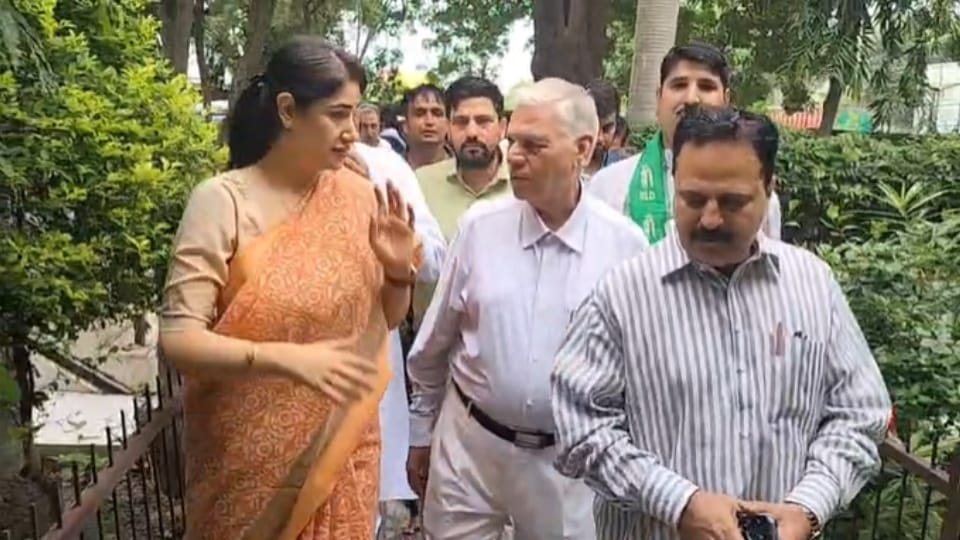 Baghpat: चारू चौधरी ने किया चरण सिंह पुस्तकालय का निरीक्षण, छात्राओं से जानी पढ़ाई की तैयारी