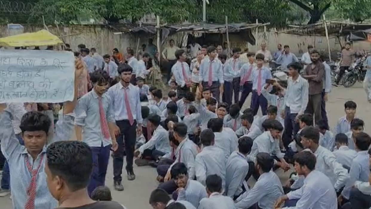 UP: Sarvodaya Vidyalaya students outraged over teacher shortage take to the streets; traffic disrupted due to