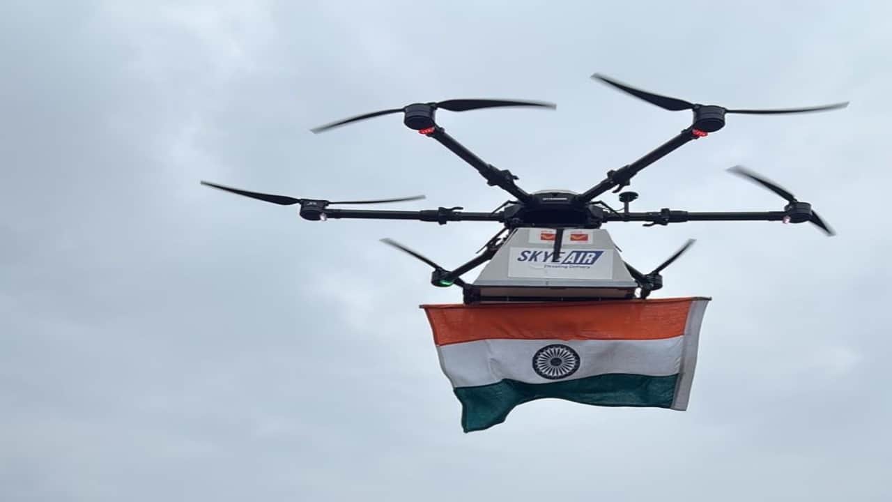 मंडी के रेहड़धार में डाक विभाग की ओर से ड्रोन से पहुंचाया जा रहा तिरंगा।