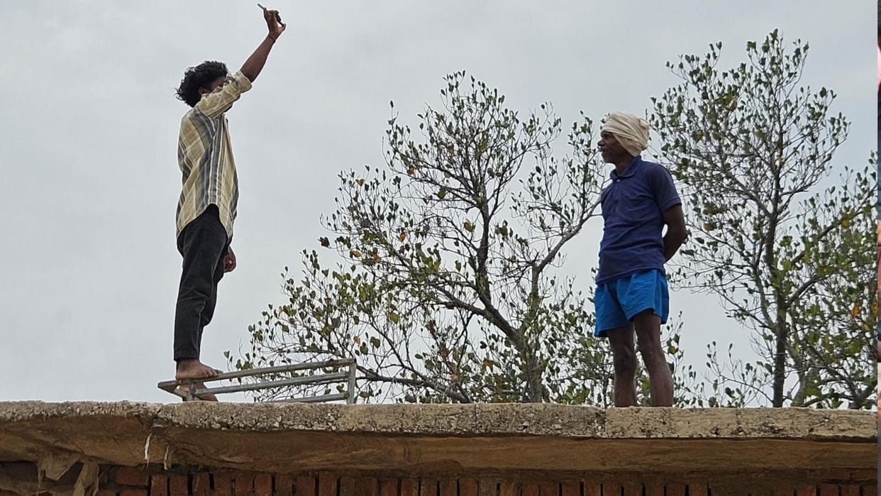 lack of mobile network connectivity in several villages of Sonbhadra