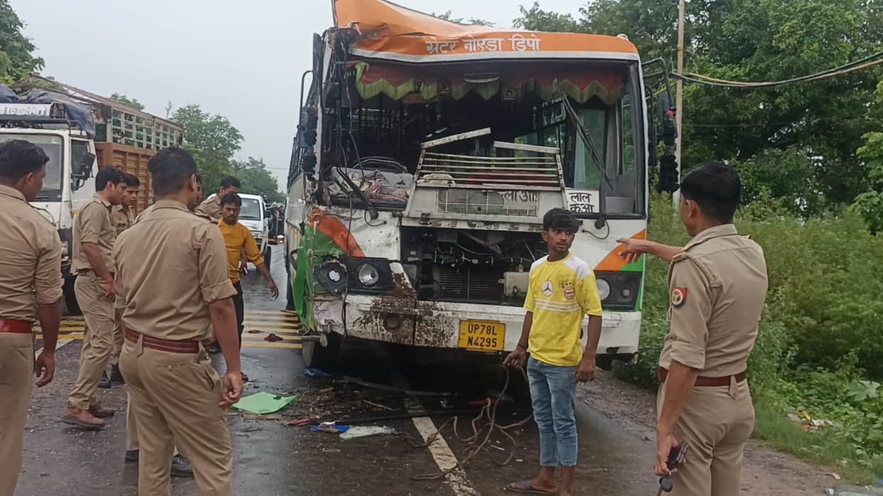 Head on collision between a state transport bus and a private bus in Dibai