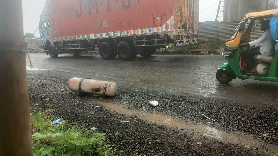 CNG Tank Falls From Moving Container Gas Leak Triggers Panic on Highway