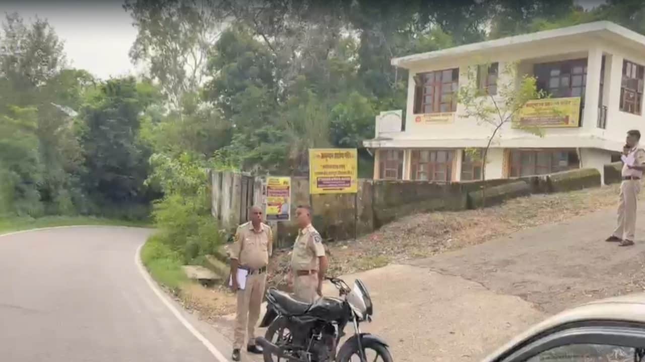 घटनास्थल पर जांच करती पुलिस।