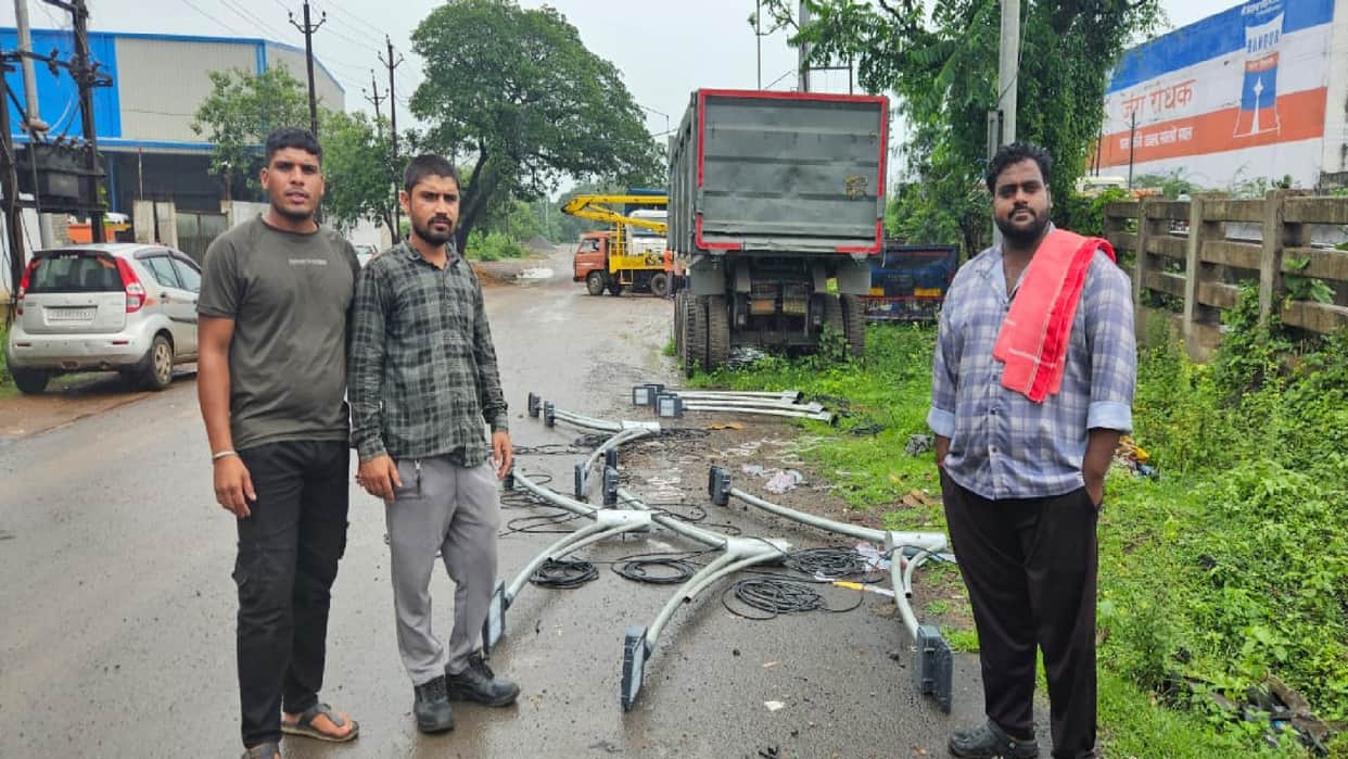 Due to the protest of Chhattisgarhiya Kranti Sena, work of installing street lights has started in Sirgitti Ov