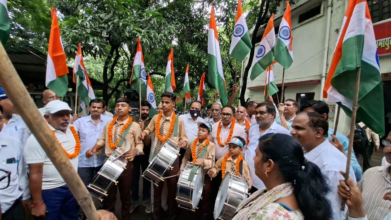 Kanpur Labour Department Tiranga Yatra rally taken out with school band students participated enthusiastically