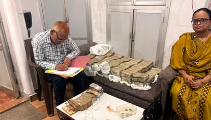 एसजीएसटी के छापे में मिले रुपयों की गिनती करते अधिकारी