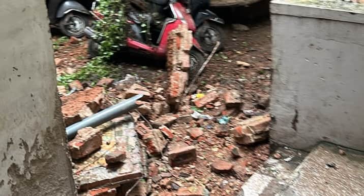 Kanpur Balcony of dilapidated dharamshala collapses pedestrians and bystanders have a narrow escape