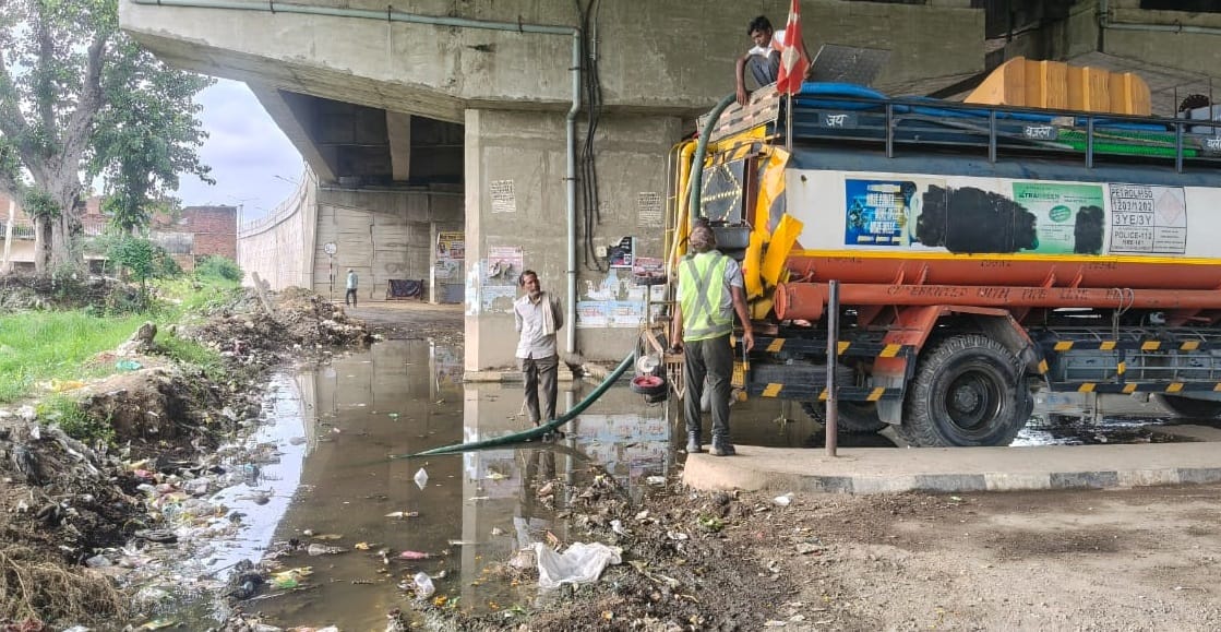 Kanpur Vehicle movement stalled due to waterlogging at the Araul underpass NHAI team has begun draining water