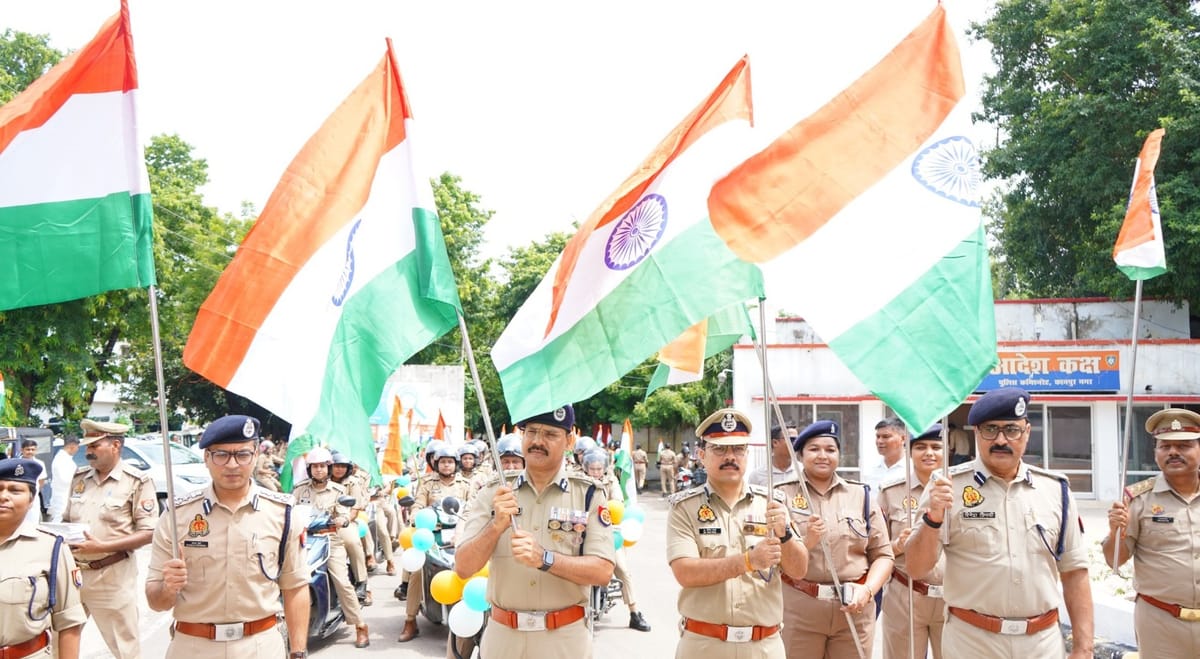 तिरंगे रंग में रंगा कानपुर: 300 पुलिसकर्मियों ने निकाली भव्य तिरंगा यात्रा, सीपी रघुबीर लाल ने दिखाई हरी झंडी