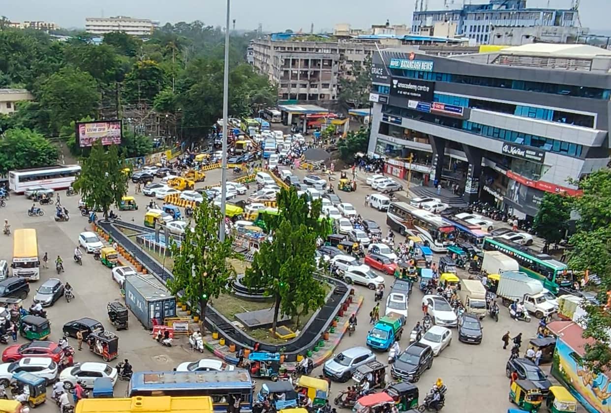 Indore News: Traffic jam at Madhu Milan Square due to a rally in Indore; traffic came to a standstill in all d