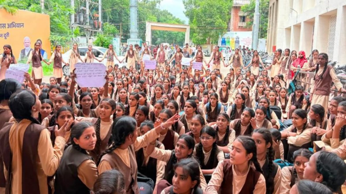 Ujjain: स्कूल शिफ्टिंग के खिलाफ 350 छात्रा का हल्लाबोल, आंसूओं में निकला गुस्सा, बेटियों की पढ़ाई पर उठे सवाल