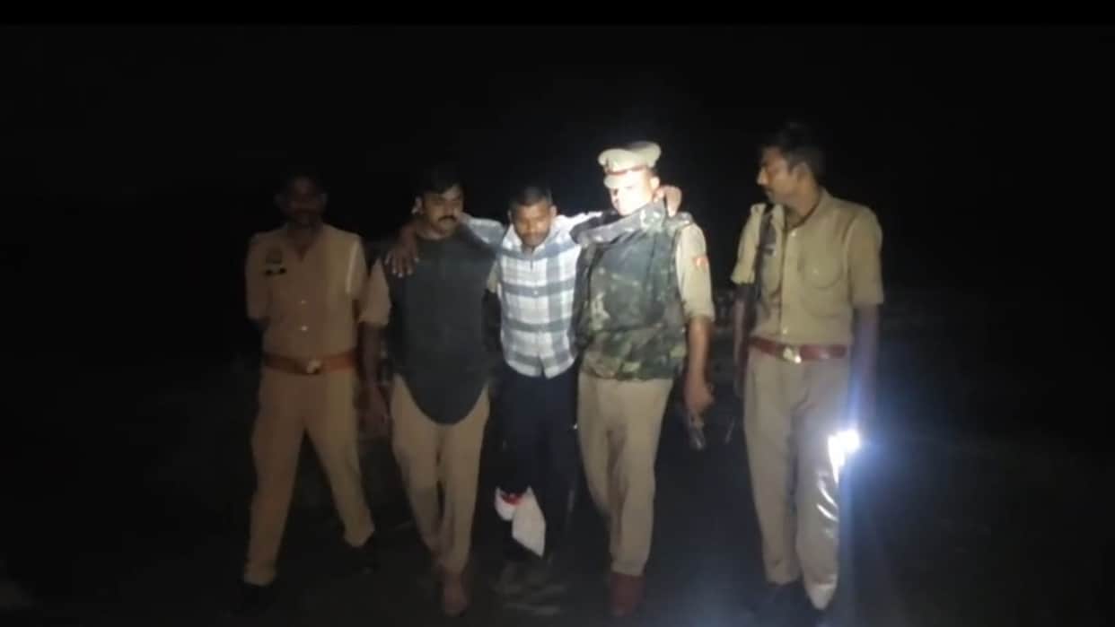 Three cunning members of swindling gang arrested in police encounter in azamgarh