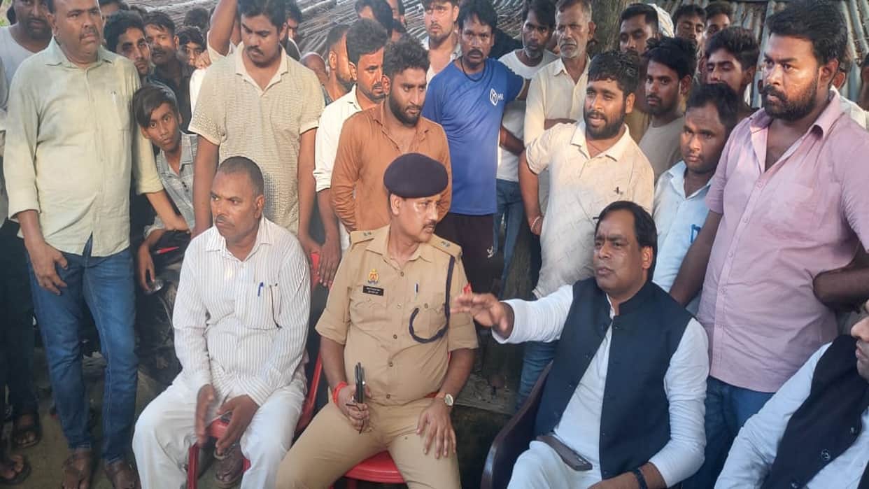 Family members refuse to perform the last rites of a contractual worker; insist on the suspension SO