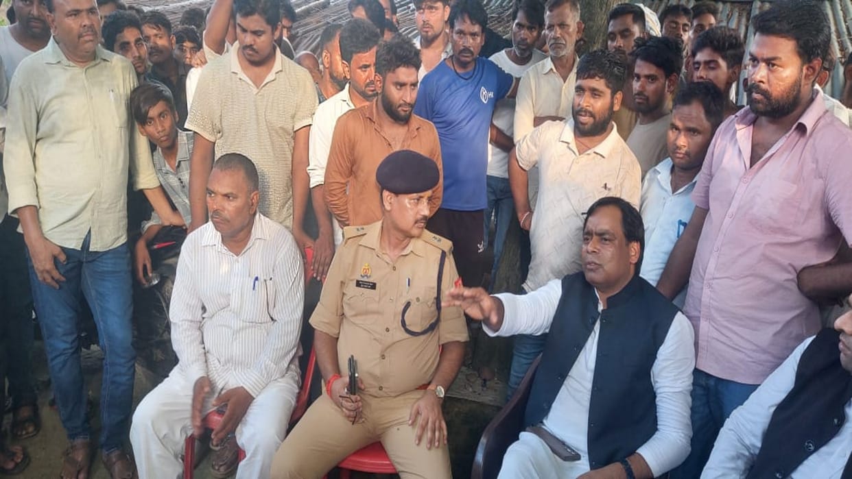 Family members refuse to perform the last rites of a contractual worker; insist on the suspension SO
