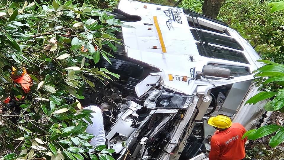 Three death as tourist tempo traveller falls into ditch in ramgard