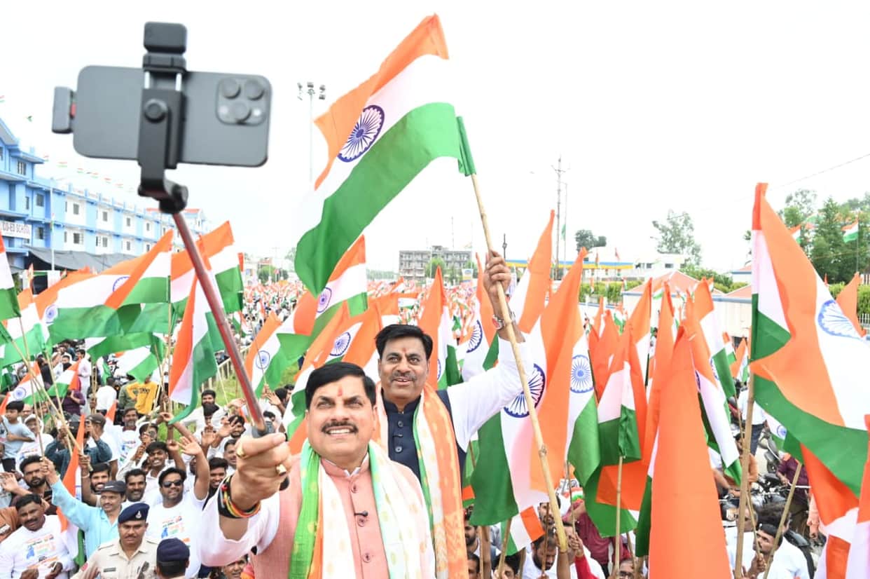 Bhopal News: Bhopal awash in the colours of the Tricolour; CM Mohan Yadav joins 'Karmashree's' massive 32-km r