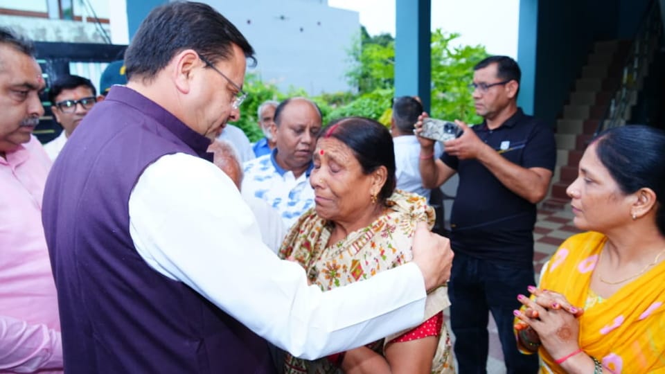 Dehradun: स्वतंत्रता दिवस की पूर्व संध्या पर बलिदानी अमित अंथवाल के घर पहुंचे सीएम धामी, भावुक हुए परिजन