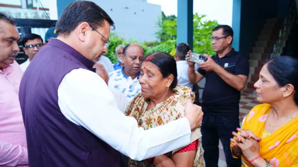 Dehradun On the eve of Independence Day CM Dhami reached house of martyr Amit Anthwal and met his family