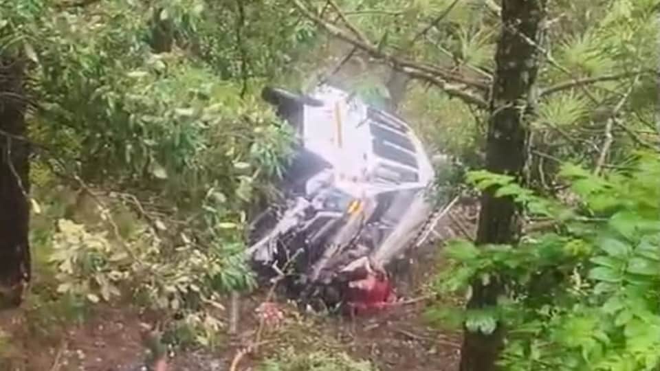 Tempo Traveller falls into ditch in Ramgarh Bhowali