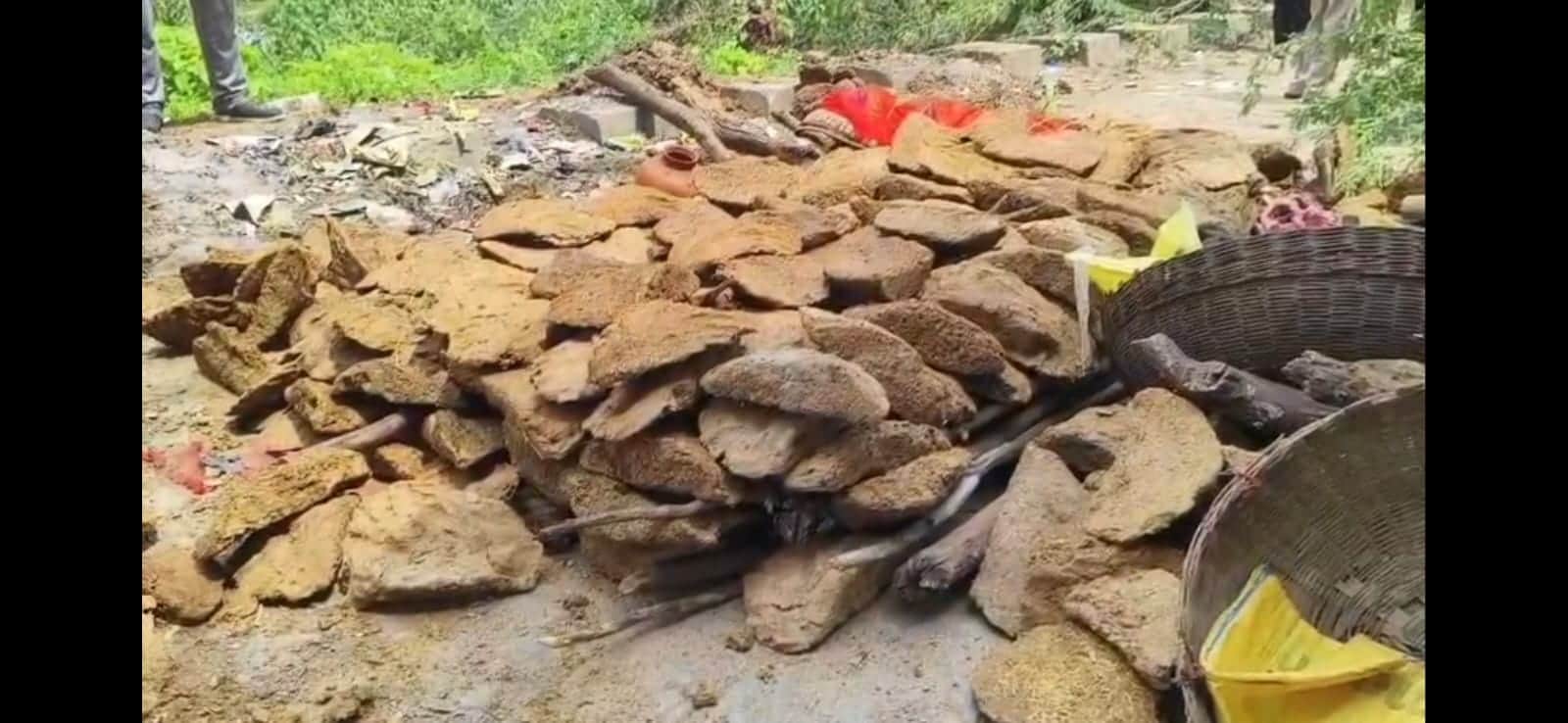 No Cremation Ground for Years, Villagers Build Pyre on Road and Block Traffic in Protest