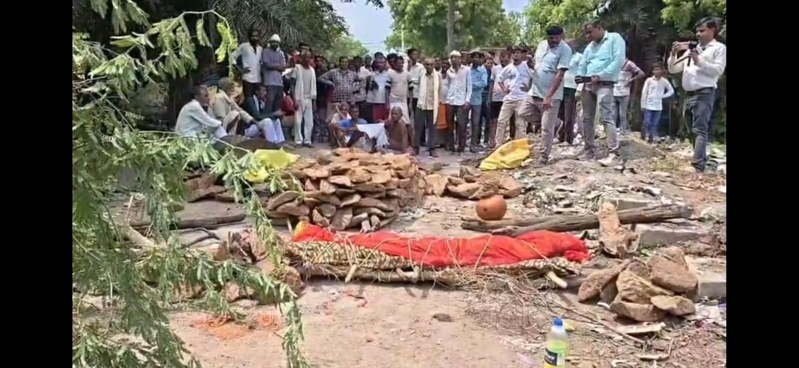 No Cremation Ground for Years, Villagers Build Pyre on Road and Block Traffic in Protest
