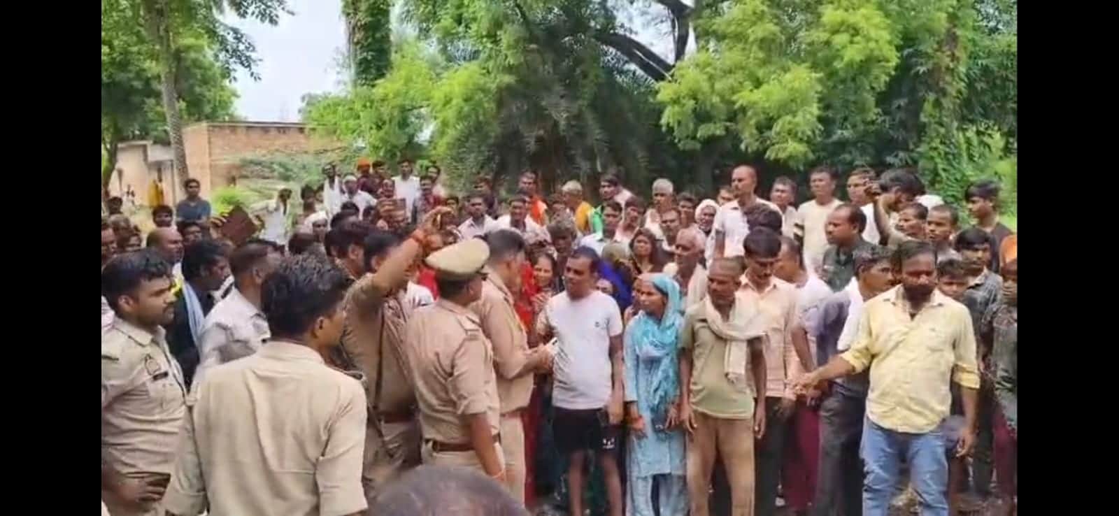 No Cremation Ground for Years, Villagers Build Pyre on Road and Block Traffic in Protest