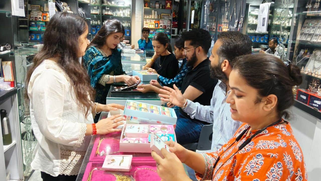 शिमला शहर के बाजार में युवतियां राखियाें की खरीदारी करतीं हुई।