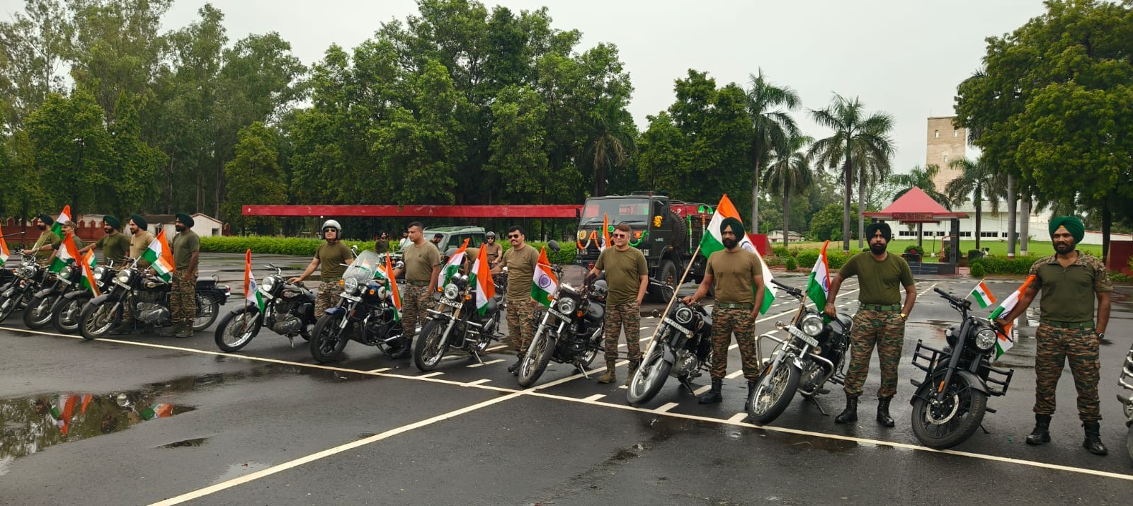 तिरंगा बाइक रैली में शामिल सेना के जवान
